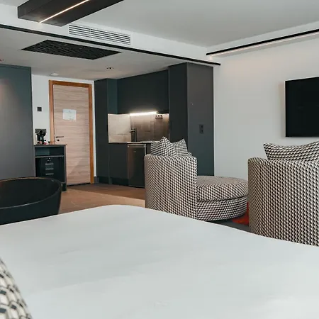 Poem Apartments, Canteras